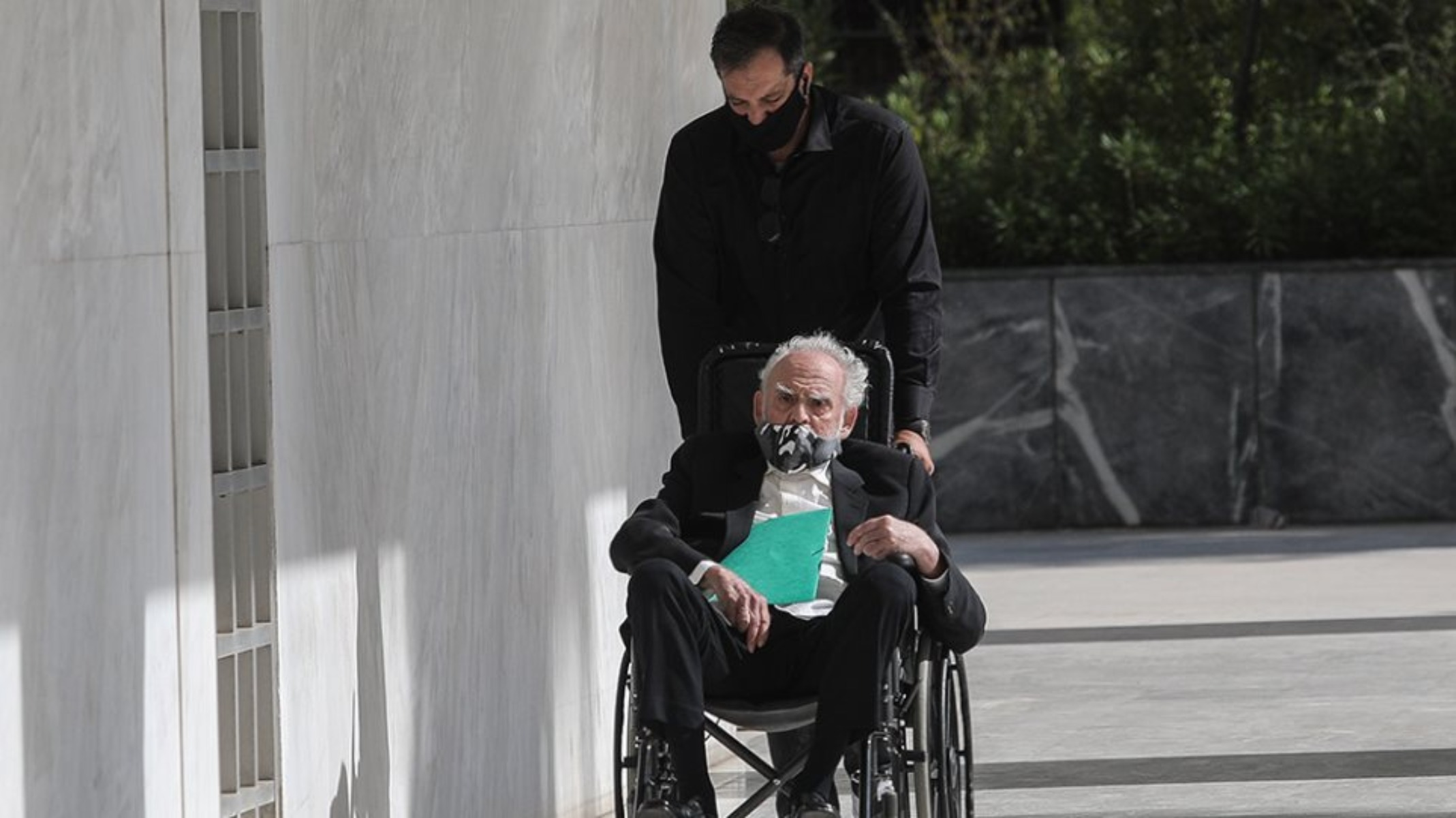 Σε αναπηρικό καροτσάκι ο Άκης Τσοχατζόπουλος