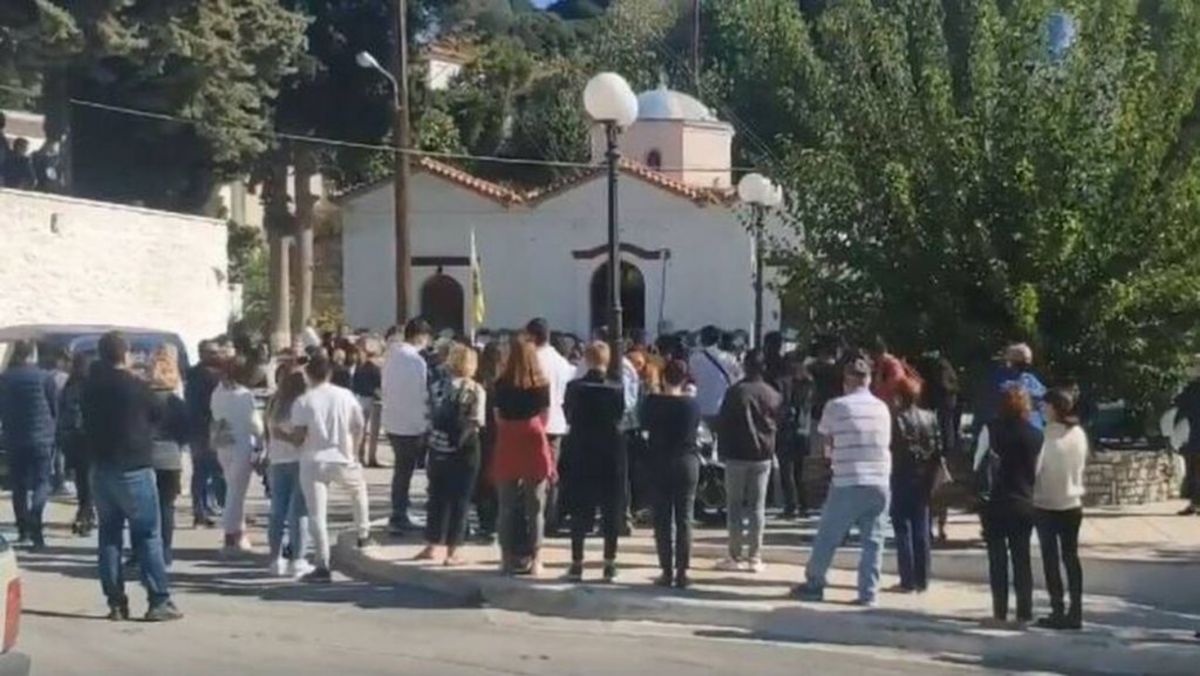 Σάμος κηδεία: Στα λευκά ντυμένοι οι συμμαθητές της 15χρονης Κλαίρης