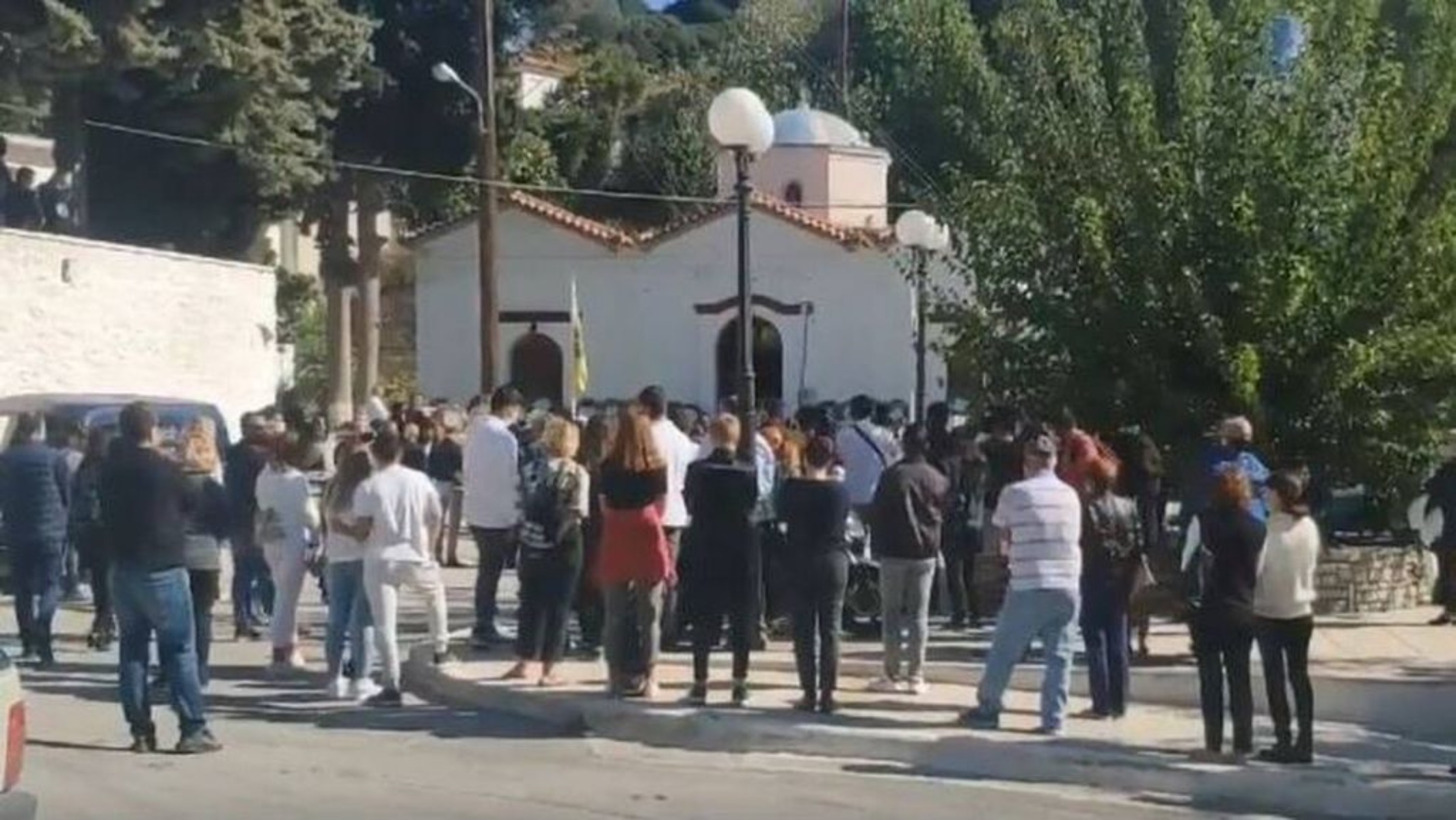 Σάμος κηδεία: Στα λευκά ντυμένοι οι συμμαθητές της 15χρονης Κλαίρης