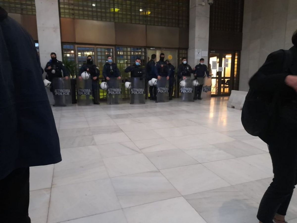 Πολυτεχνείο προσαγωγές: Πάνω από 100 στην ΓΑΔΑ – Καταγγελίες ότι δεν τους επιτρέπεται να δουν τους δικηγόρους