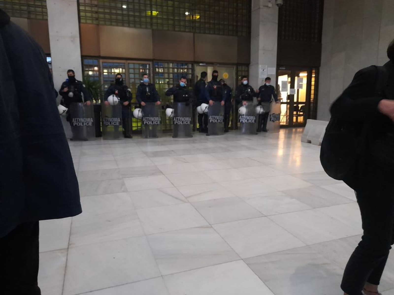 Πολυτεχνείο προσαγωγές: Πάνω από 100 στην ΓΑΔΑ – Καταγγελίες ότι δεν τους επιτρέπεται να δουν τους δικηγόρους