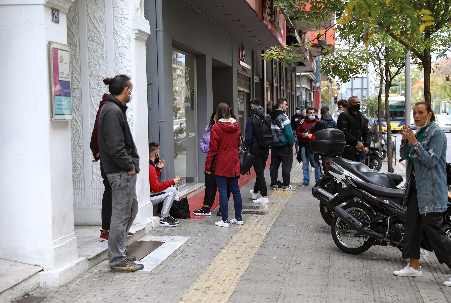 Κορωνοϊός νέα μέτρα: Χιλιάδες κόσμος στα μαγαζιά λίγες ώρες πριν το lockdown