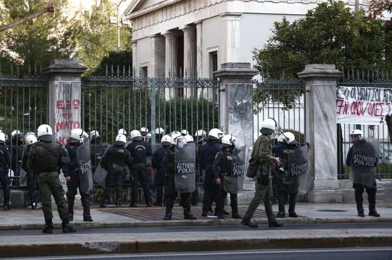 Απαγόρευση συναθροίσεων: Αντιδράσεις νομικών για επίθεση στα συνταγματικά δικαιώματα