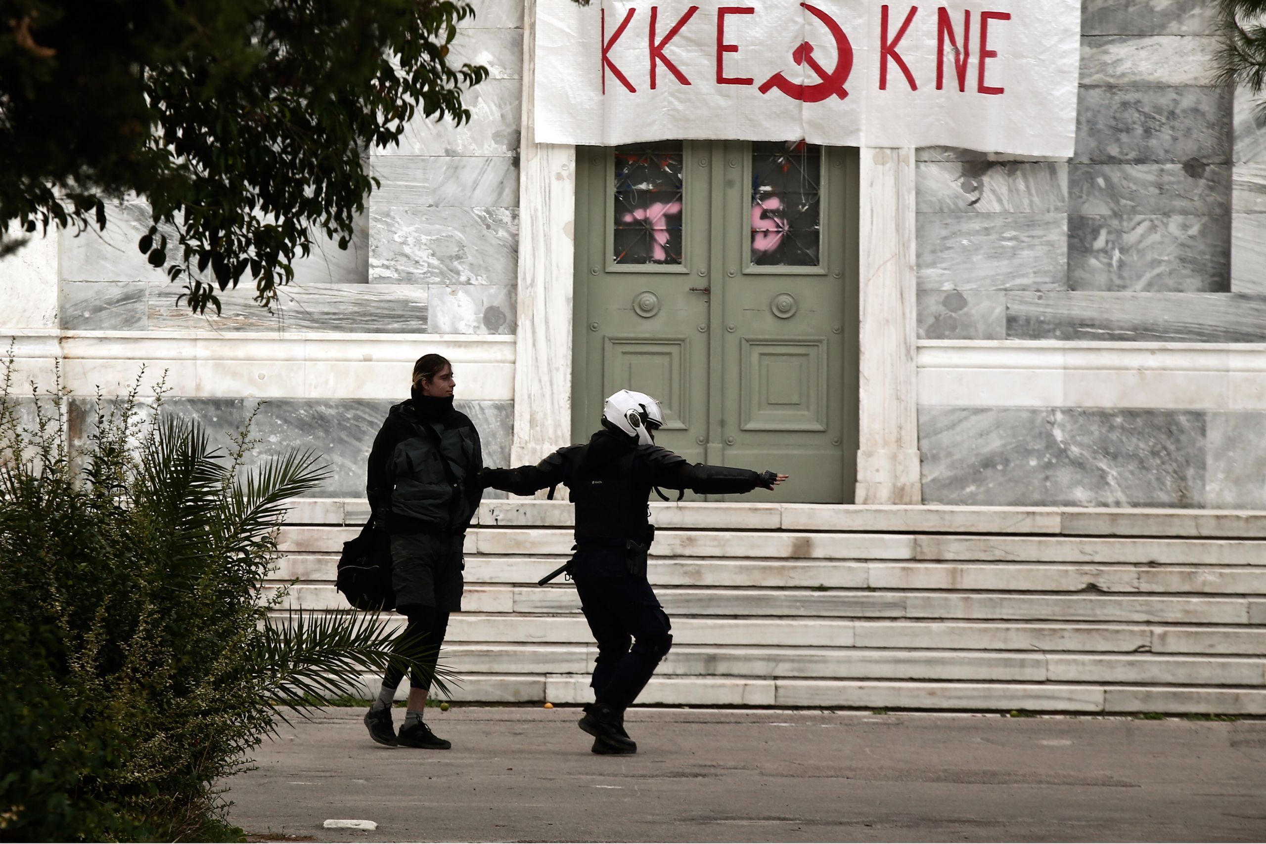 Πολυτεχνείο: Στις 92 έχουν φτάσει οι προσαγωγές – Αντιδράσεις για την απαγόρευση της πορείας