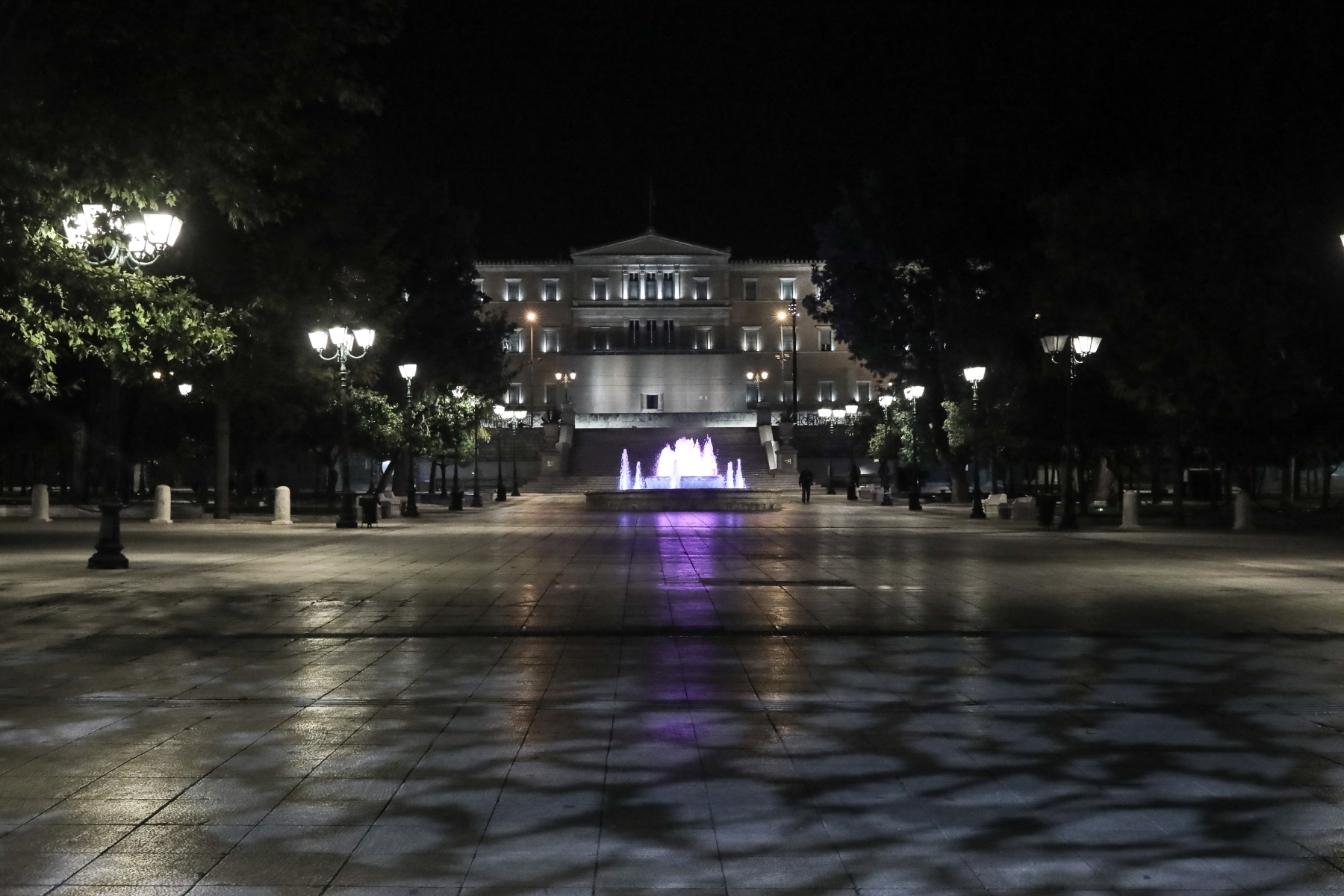Ελλάδα κορωνοϊός:  Τα ιδιαίτερα Χριστούγεννα της πανδημίας –  Η ημερομηνία για το άνοιγμα της εστίασης