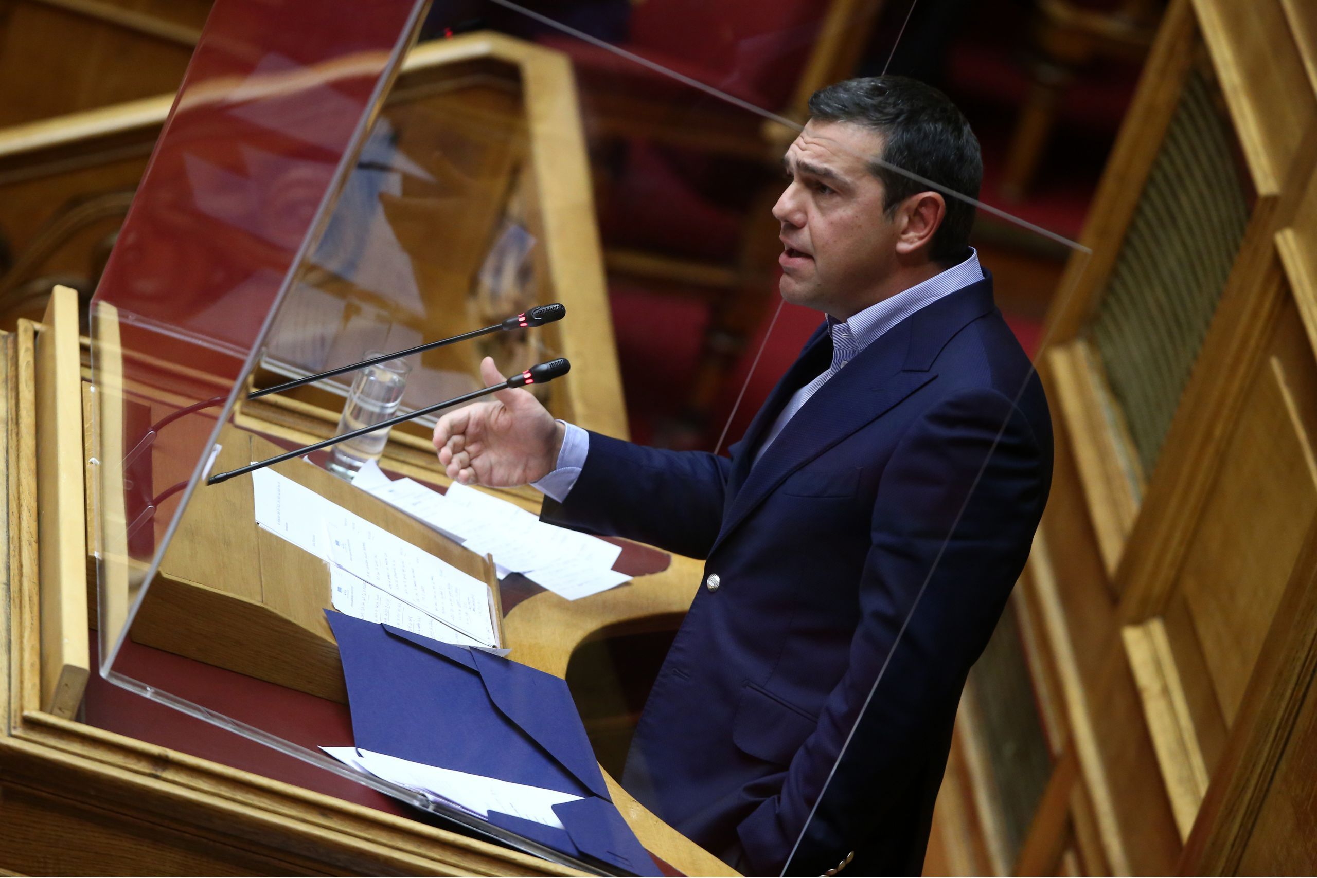 Το ανέκδοτο Τσίπρα στον Μητσοτάκη στην Βουλή και η απάντηση του πρωθυπουργού