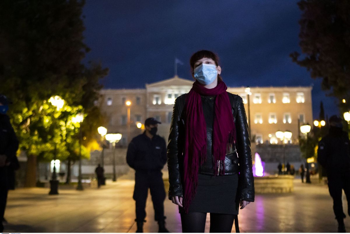 Παγκόσμια Ημέρα κατά της βίας των γυναικών: Προσαγωγές γυναικών στο Σύνταγμα για συμβολική διαμαρτυρία