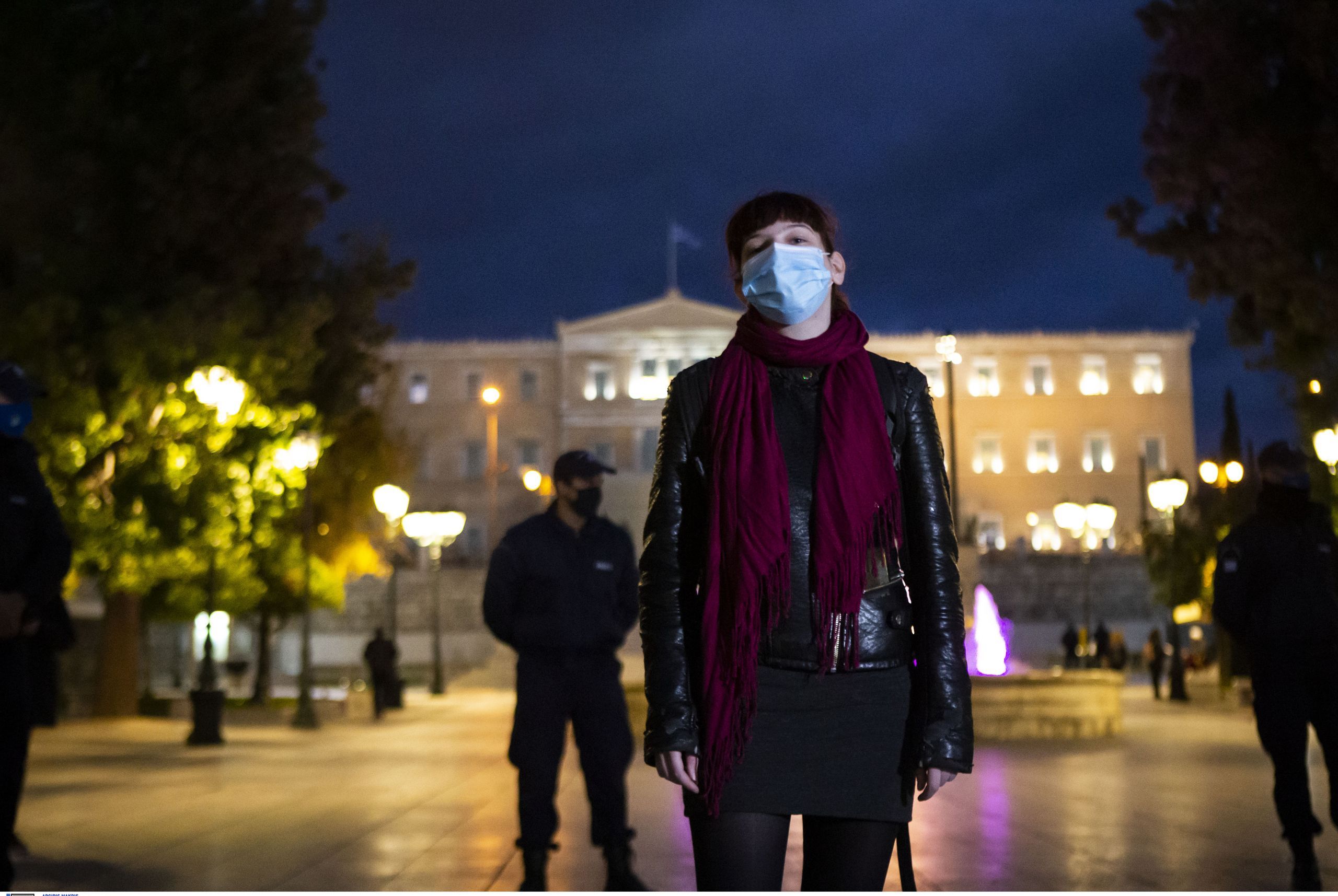 Παγκόσμια Ημέρα κατά της βίας των γυναικών: Προσαγωγές γυναικών στο Σύνταγμα για συμβολική διαμαρτυρία
