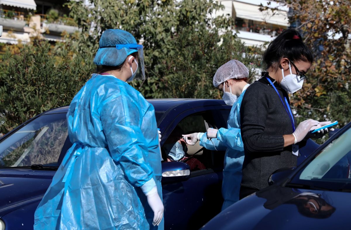 Κρούσματα σήμερα 10/3: Η νέα «έκρηξη» μολύνσεων «παγώνει» το άνοιγμα