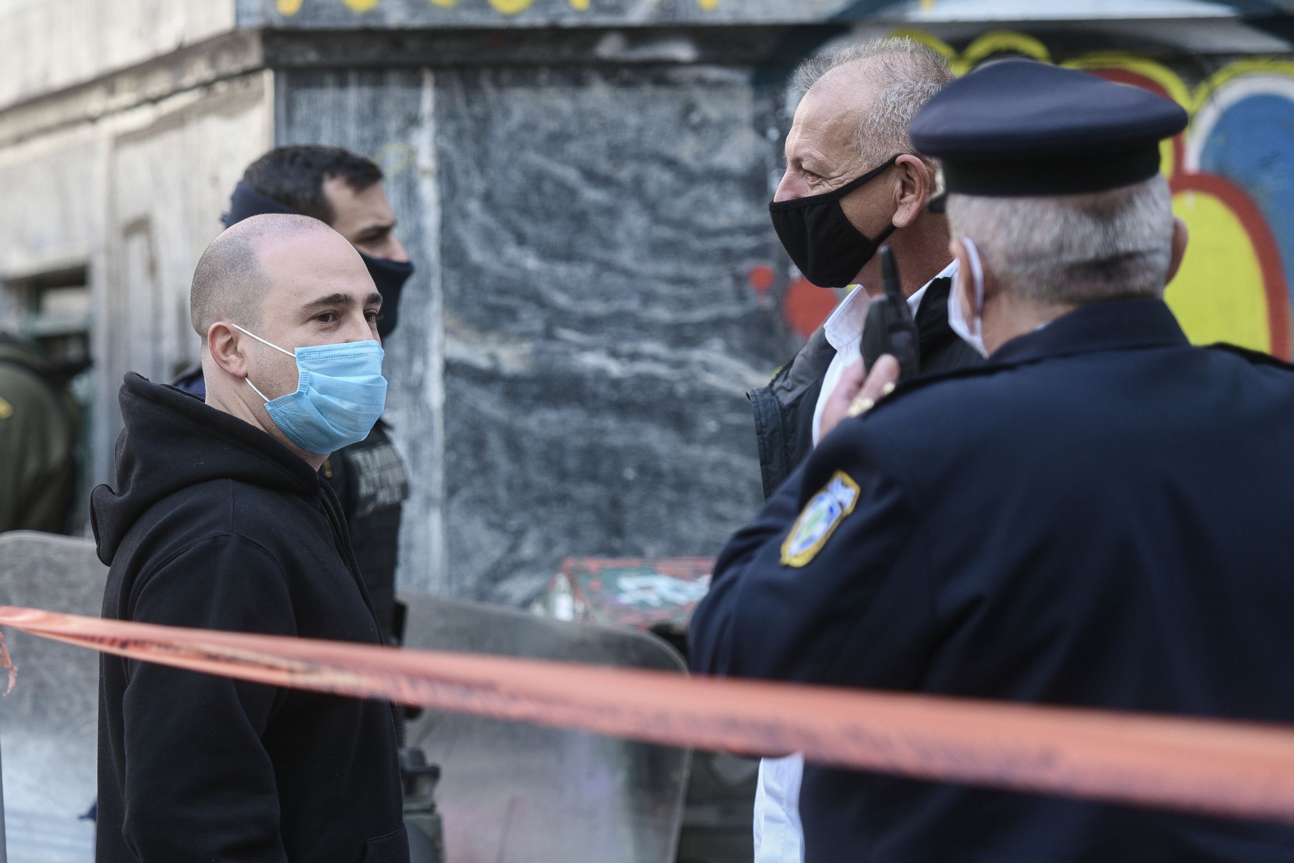 Μπογδάνος Πολυτεχνείο: Αντιδράσεις από την παρουσία του «γαλάζιου» βουλευτή δίπλα στα ΜΑΤ