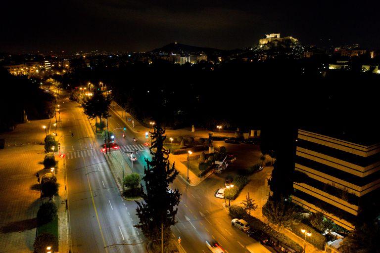 Lockdown Αθήνα: Ερήμωσαν οι δρόμοι μετά τις 9μμ [pics]