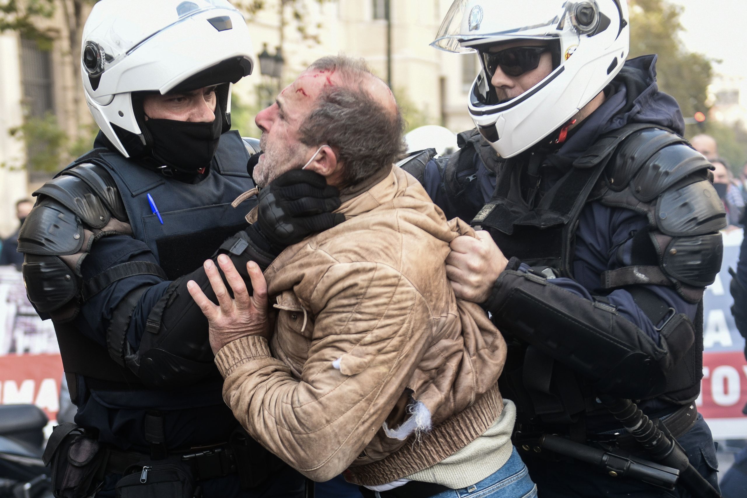 Πολυτεχνείο: Ξύλο και εκτεταμένη χρήση χημικών προς τους διαδηλωτές – Συνεχίζουν τις ρίψεις οι αύρες