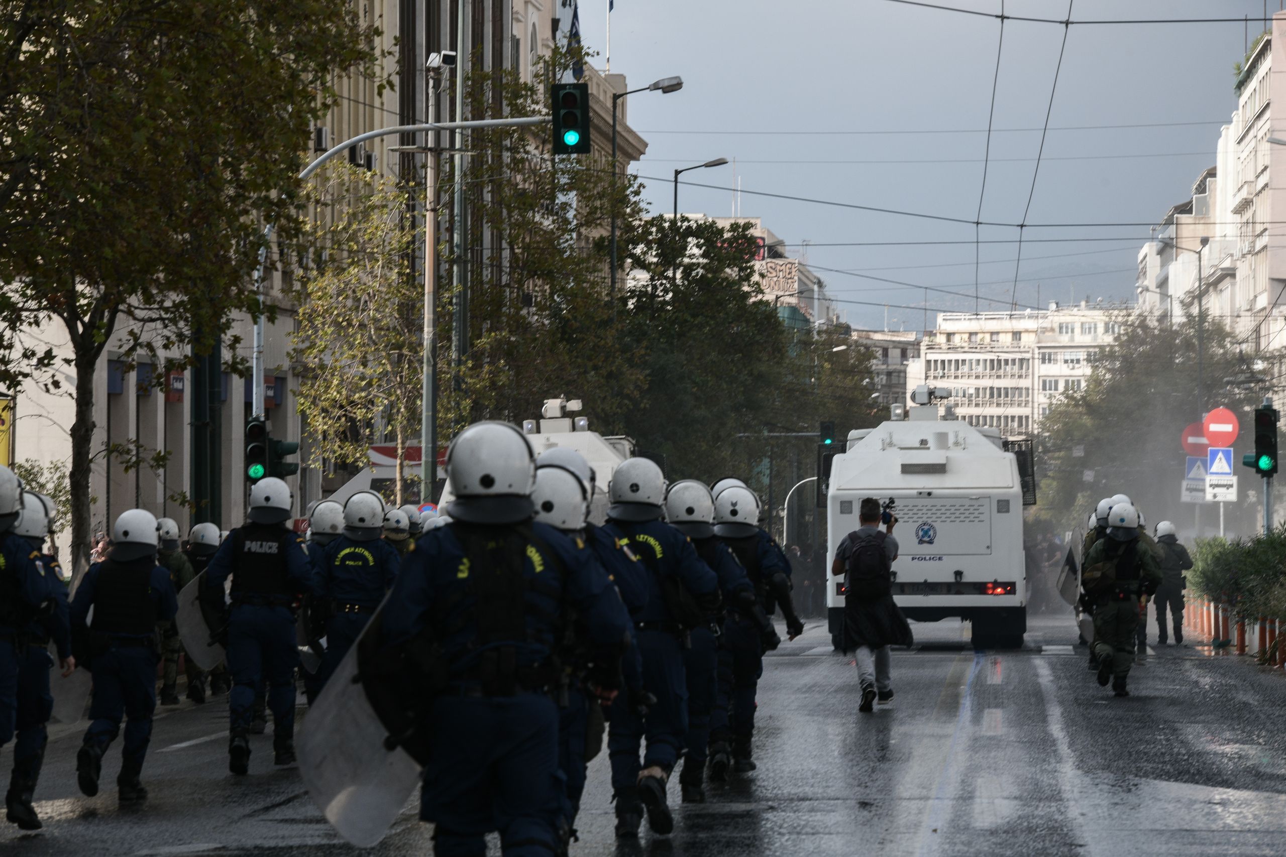 Πολυτεχνείο: Οργισμένες ανακοινώσεις από τα κόμματα της αντιπολίτευσης για την αστυνομική βία
