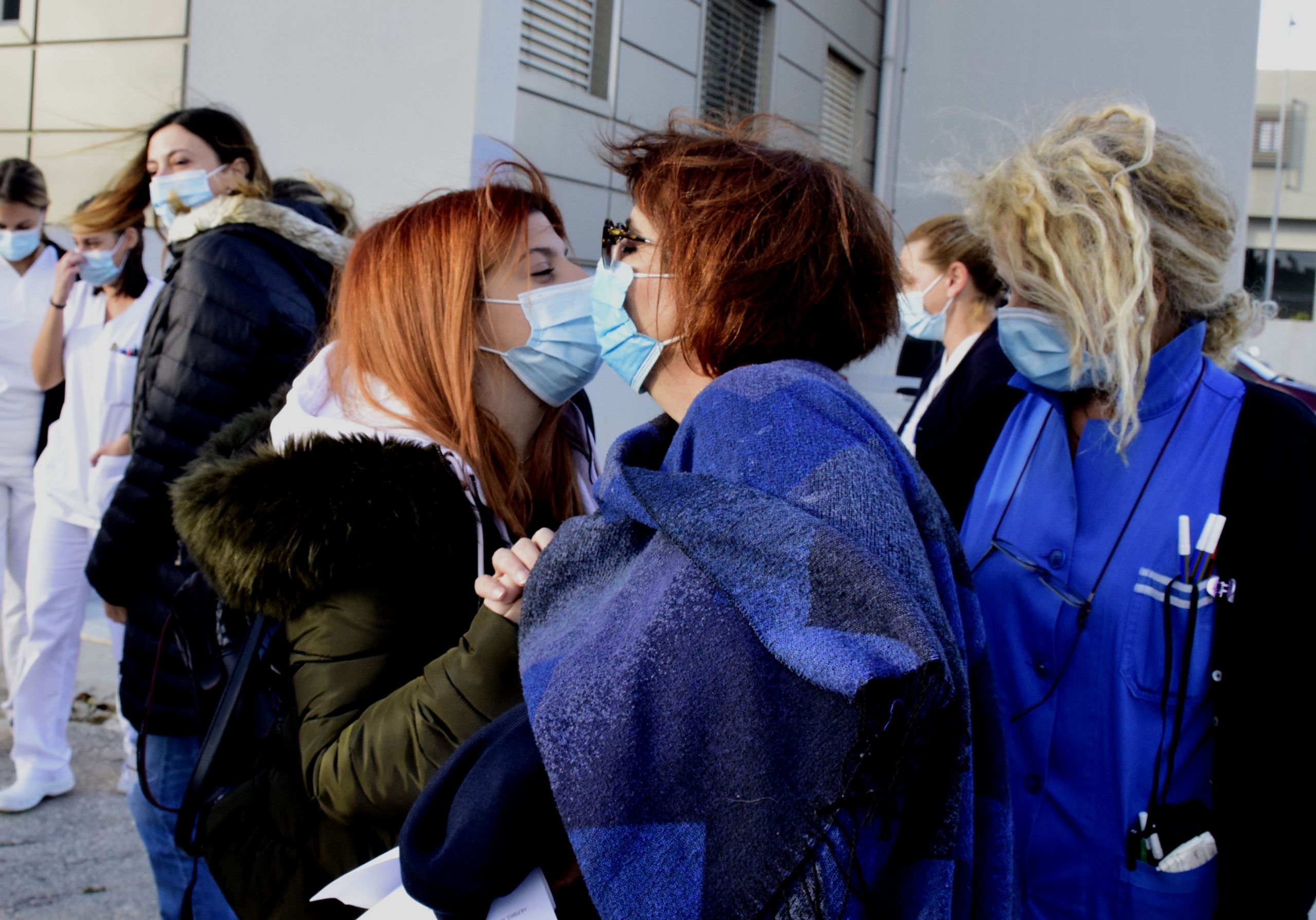 Νοσηλεύτριες Θεσσαλονίκη: Άλλοι 23 νοσηλευτές πάνε εθελοντικά στα νοσοκομεία της πόλης για να βοηθήσουν