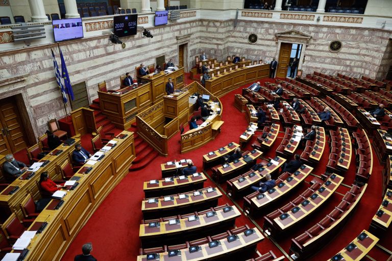 Ασφαλιστικές εισφορές: Υπερψηφίστηκε το νομοσχέδιο του υπουργείου Εργασίας