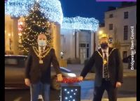 Φωτισμός χριστουγεννιάτικου δέντρου: Δήμαρχος και δημοτικός αξιωματούχος «δεν το έχουν» με τον συγχρονισμό Φωτισμός χριστουγεννιάτικου δέντρου: Δήμαρχος και δημοτικός αξιωματούχος «δεν το έχουν» με τον συγχρονισμό