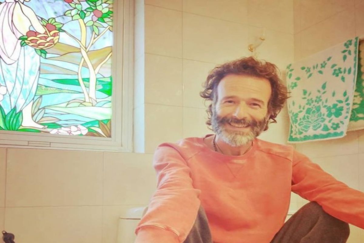 Θανάσης Ευθυμιάδης: Δείχνει πώς πρέπει να καθόμαστε στην τουαλέτα