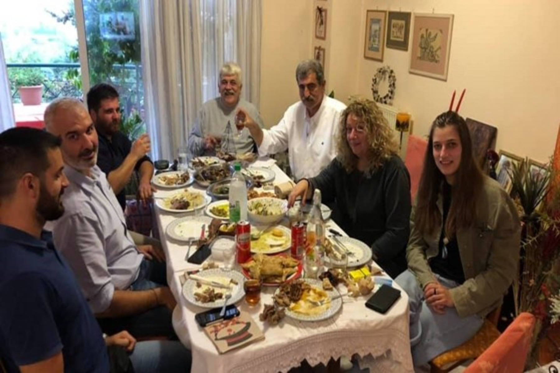 Σε γλέντι με φίλους ο Πολάκης εν μέσω καραντίνας