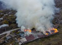 Αρμένιοι καίνε τα σπίτια τους προτού οι Αζέροι καταλάβουν τα χωριά τους Αρμένιοι καίνε τα σπίτια τους προτού οι Αζέροι καταλάβουν τα χωριά τους