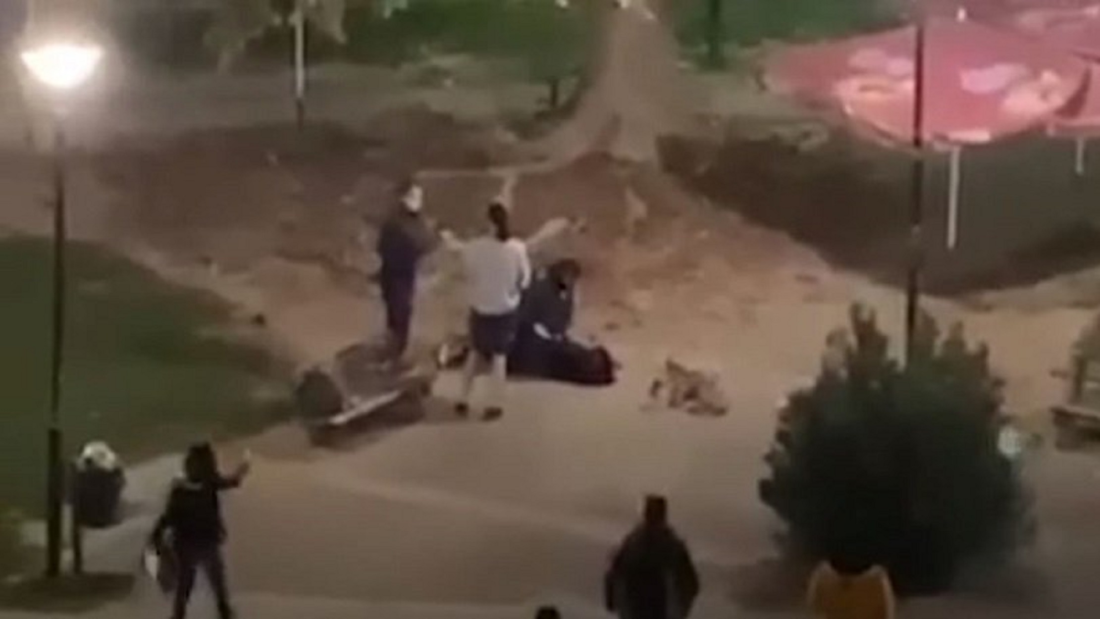 Στην Καρδίτσα περάσανε χειροπέδες σε ζευγάρι που καθόταν σε πάρκο