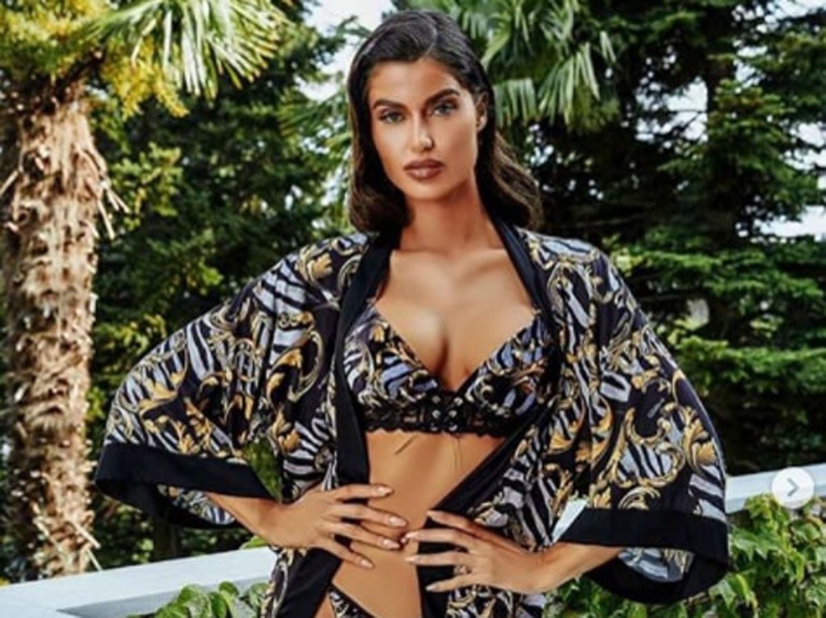 Ιωάννα Μπέλλα Instagram: Σαρώνει η φωτογραφία της όπου ποζάρει με κόκκινα εσώρουχα