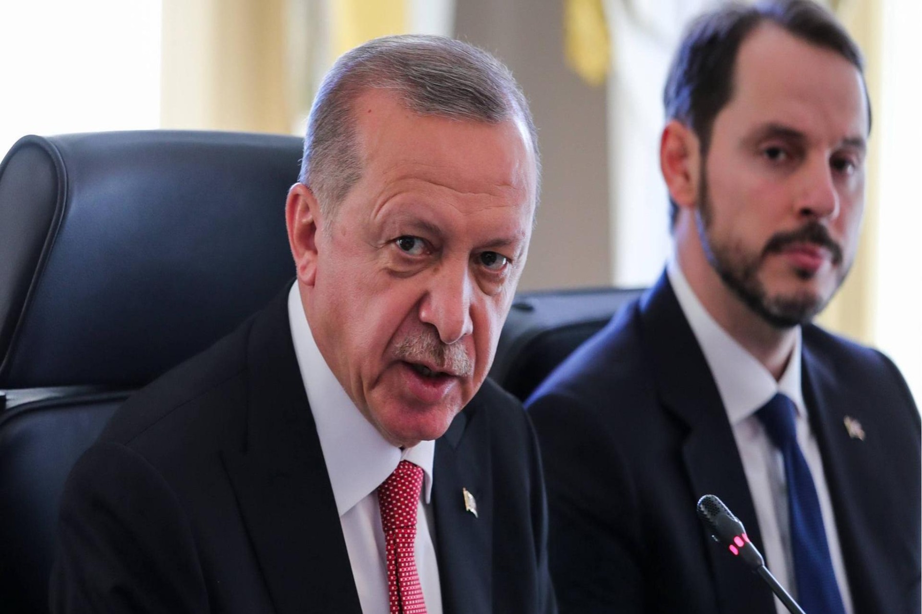 Αλμπαϊράκ Ερντογάν: Δεκτή η παραίτηση από τον Τούρκο πρόεδρο – Ανέκτησε έδαφος η λίρα