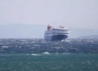 Χίος μανούβρα πλοίου: Απέναντι στα κύματα ο καπετάνιος καταφέρνει να «δέσει» με ασφάλεια Χίος μανούβρα πλοίου: Απέναντι στα κύματα ο καπετάνιος καταφέρνει να «δέσει» με ασφάλεια
