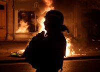 Γαλλία: Έντονες αντιδράσεις από τη βίαιη σύλληψη ενός μαύρου από αστυνομικούς – Σοκαρισμένος ο Μακρόν Γαλλία: Έντονες αντιδράσεις από τη βίαιη σύλληψη ενός μαύρου από αστυνομικούς – Σοκαρισμένος ο Μακρόν