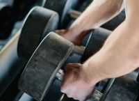 Η στιγμή που η ΕΛ.ΑΣ κάνει έφοδο σε παράνομο γυμναστήριο: Έκαναν πρόγραμμα σε αυλή [vid]