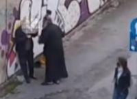 Κοζάνη ιερέας: Σάλος με παπά που χαστουκίζει έναν πολίτη στη μέση του δρόμου [vid]