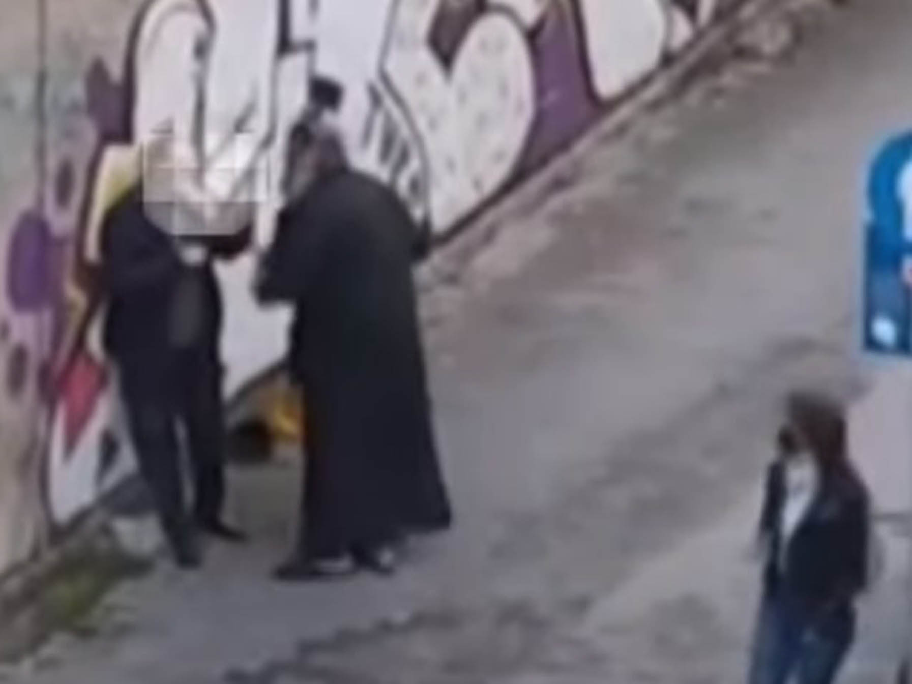 Κοζάνη ιερέας: Σάλος με παπά που χαστουκίζει έναν πολίτη στη μέση του δρόμου [vid]