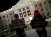 Εκλογές ΗΠΑ: Οπλισμένοι οπαδοί του Τραμπ σε εκλογικό κέντρο της Αριζόνα