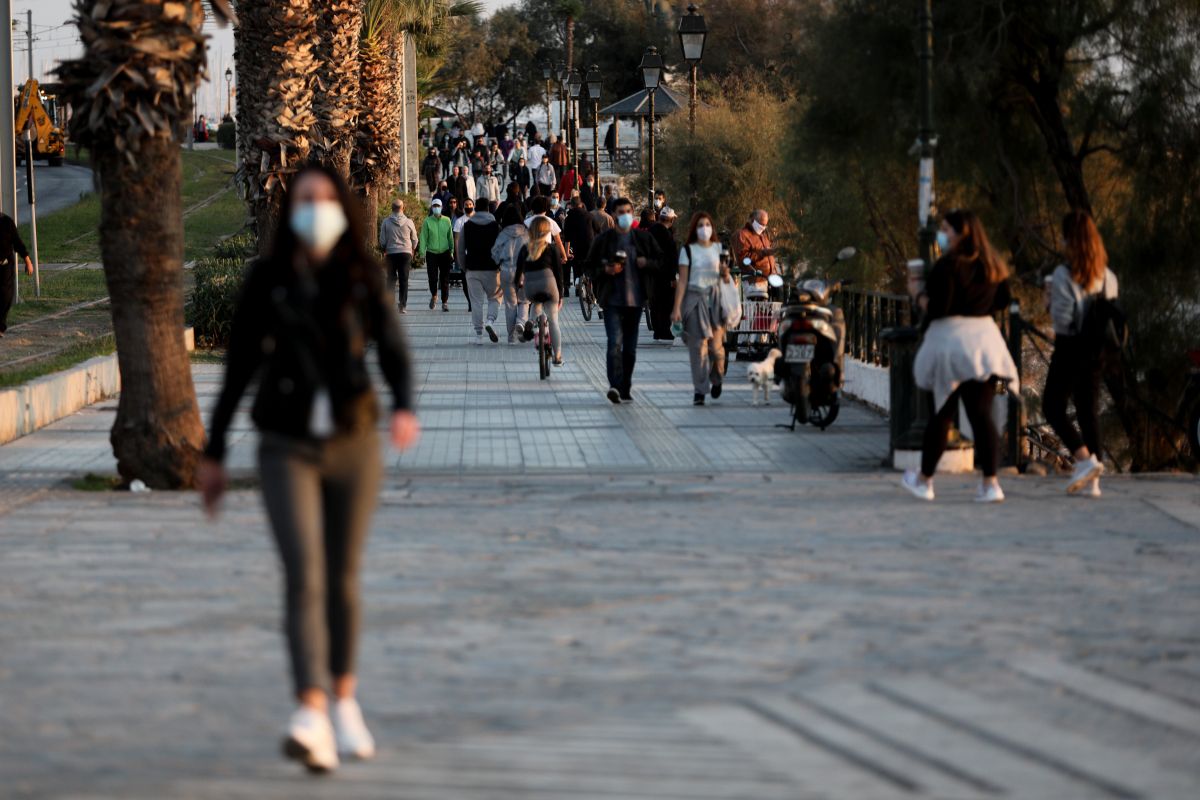Κρούσματα σήμερα 06/12: Σταθερά πρώτη η Θεσσαλονίκη – Πού εντοπίζονται οι 904 νέες μολύνσεις