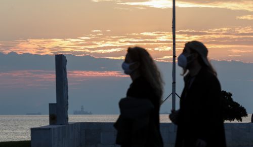 Ελλάδα κορωνοϊός: Στο κόκκινο η Θεσσαλονίκη με 633 νέα κρούσματα, 383 στην Αττική
