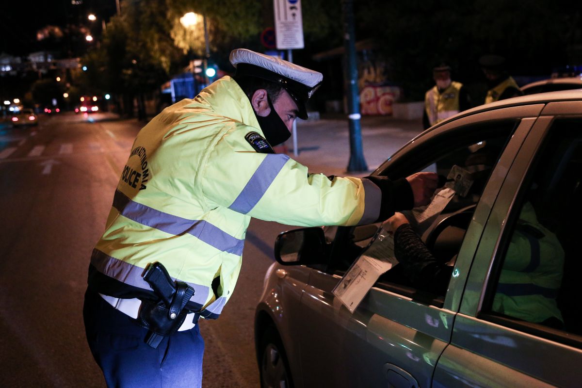 Απαγόρευση κυκλοφορίας: Κυκλοφοριακό χάος από δεκάδες μπλόκα το βράδυ στην Αθήνα