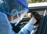 Πώς μεταδίδεται με ομιλία ή αναπνοή σε εσωτερικούς χώρους