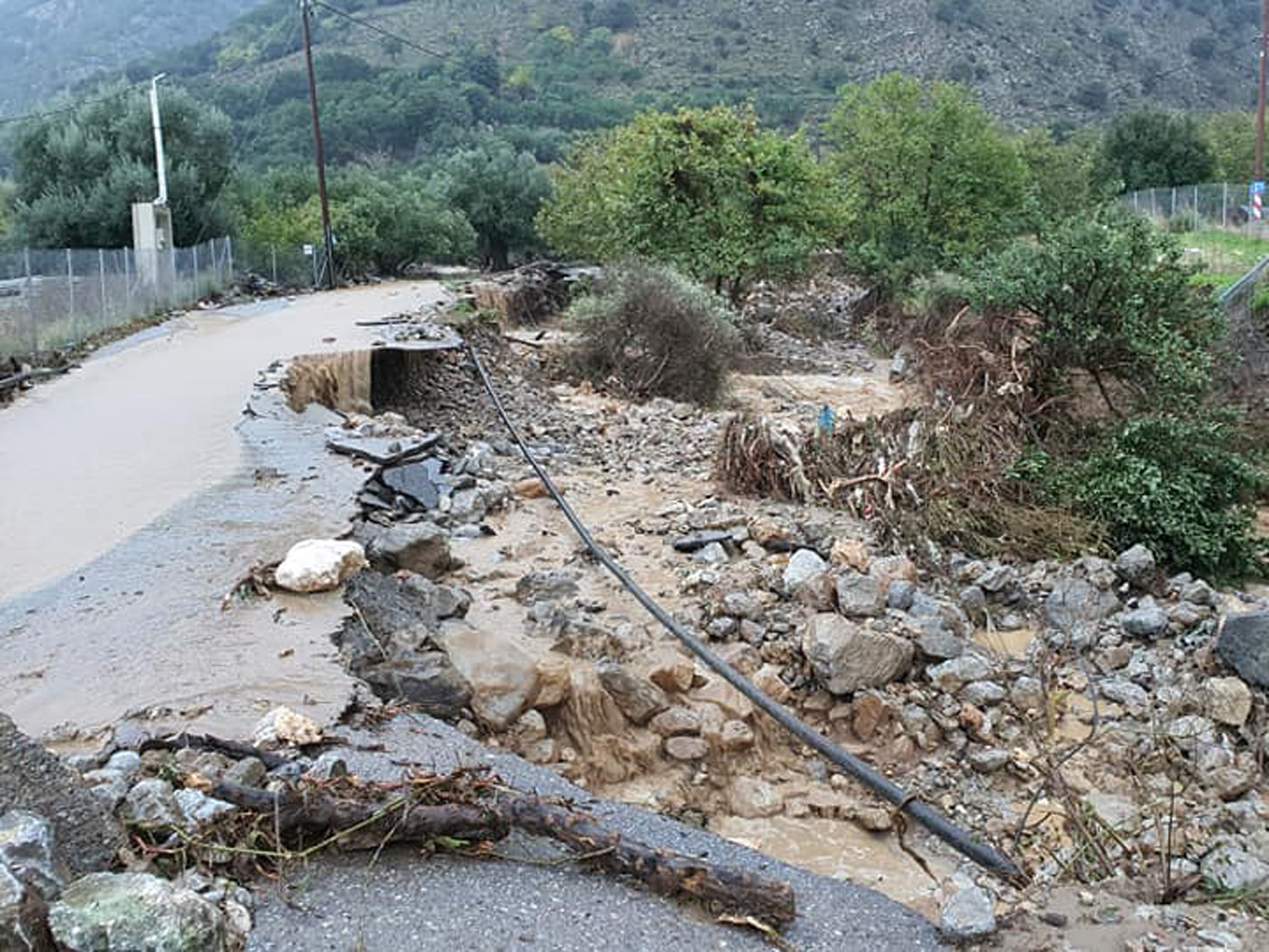 Κρήτη καιρός: Εικόνες καταστροφής λόγω ανέμων και βροχοπτώσεων