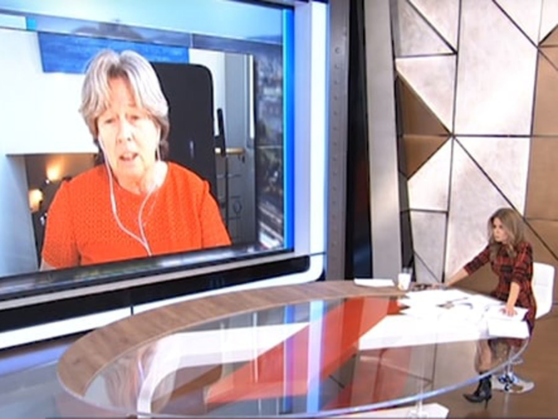 Αθηνά Λινού κορωνοϊός: Δεν υπάρχει μελέτη για μετάδοση με σάλιο – Βεβαίως θα κοινωνούσα