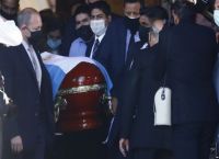 Μαραντόνα κηδεία: Η μεταφορά της σορού του στο «τελευταίο γήπεδο»