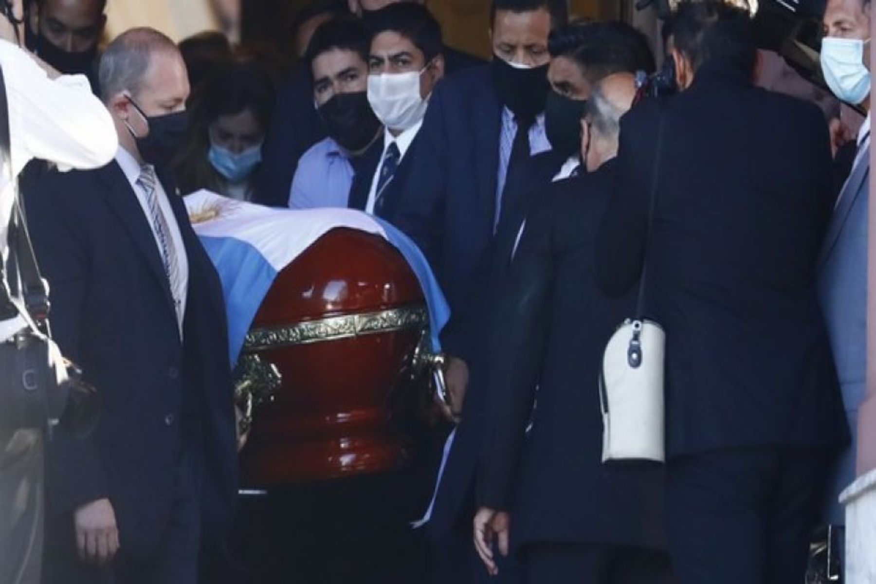 Μαραντόνα κηδεία: Η μεταφορά της σορού του στο «τελευταίο γήπεδο»