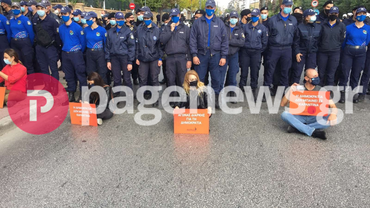 Καθιστική διαμαρτυρία του ΜέΡΑ25 πριν την πρεσβεία των ΗΠΑ
