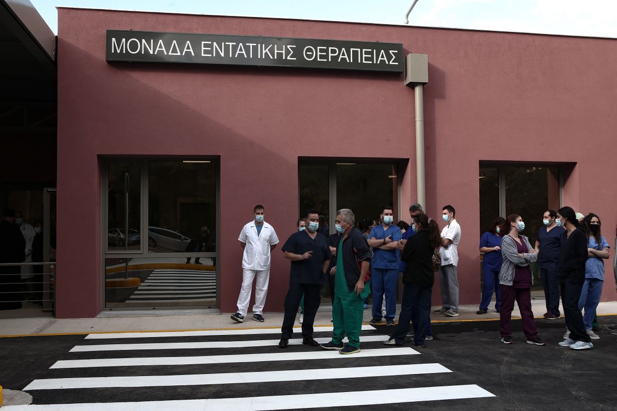 Αττική κορωνοϊός: Αυξάνεται η πίεση στο ΕΣΥ και στις ΜΕΘ – Ανησυχία για τις επόμενες μέρες