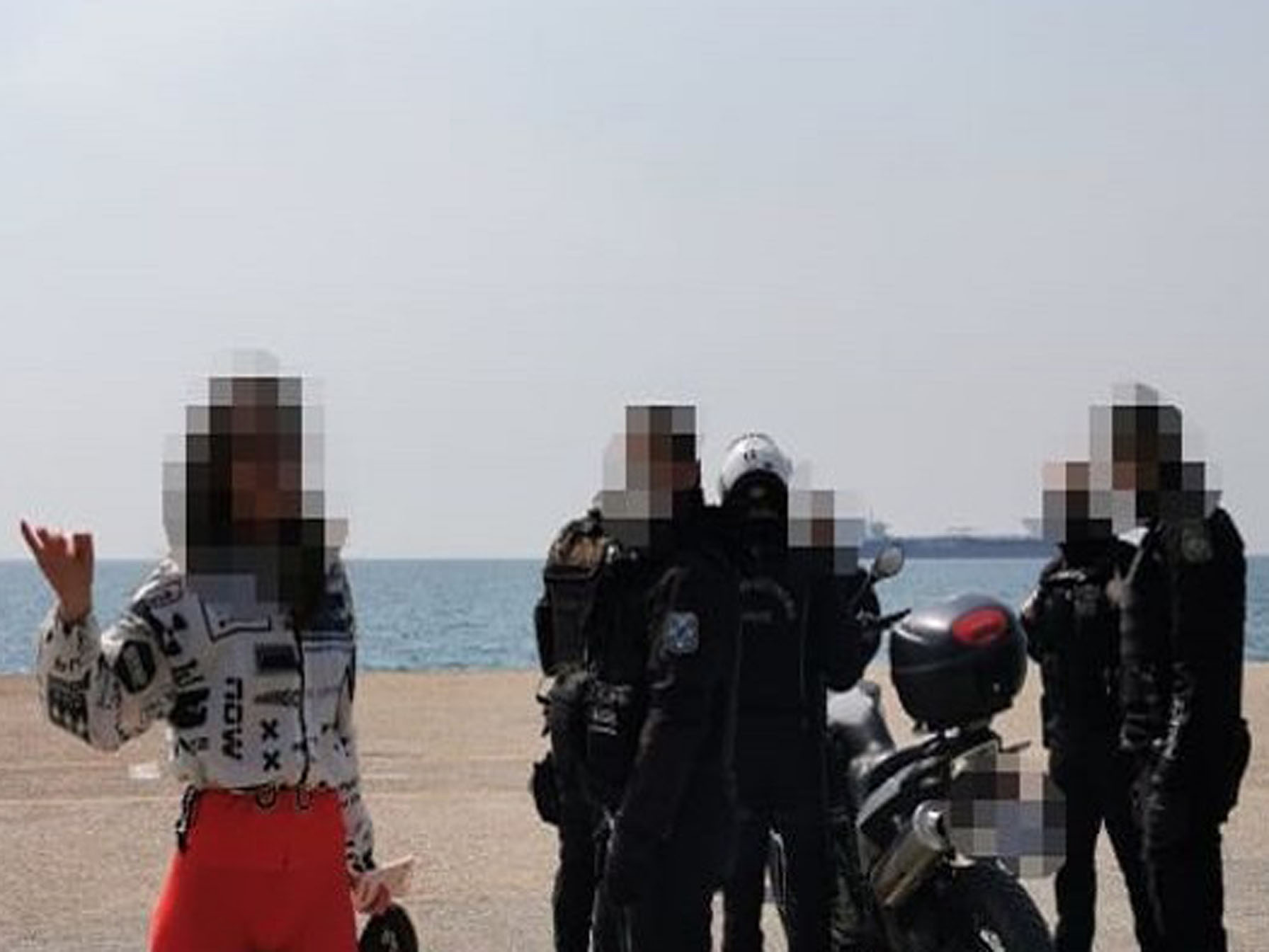 Παρουσιάστρια Χαρδαλιάς: Νέο σόου από τη γυναίκα που πέταξε νερό στον υφυπουργό – Εξύβρισε αστυνομικό