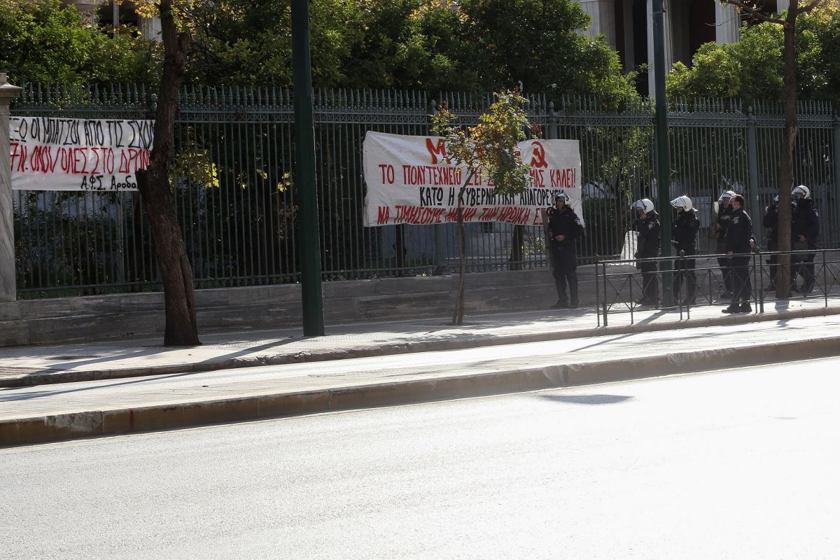 Πολυτεχνείο: Περίπου 40 άτομα βρίσκονται στον προαύλιο χώρο – Κλοιός από διμοιρίες ΜΑΤ