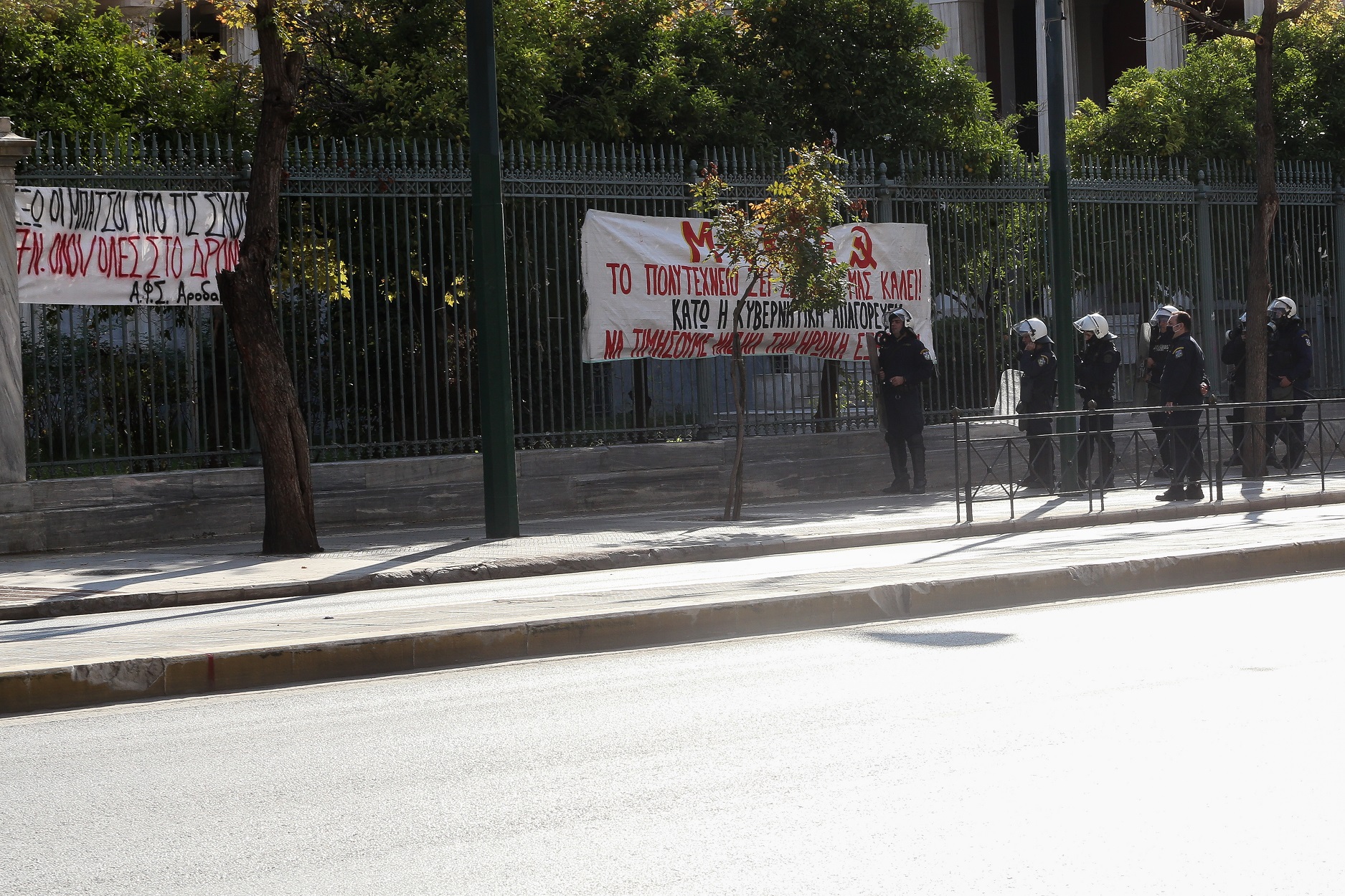 Πολυτεχνείο: Περίπου 40 άτομα βρίσκονται στον προαύλιο χώρο – Κλοιός από διμοιρίες ΜΑΤ