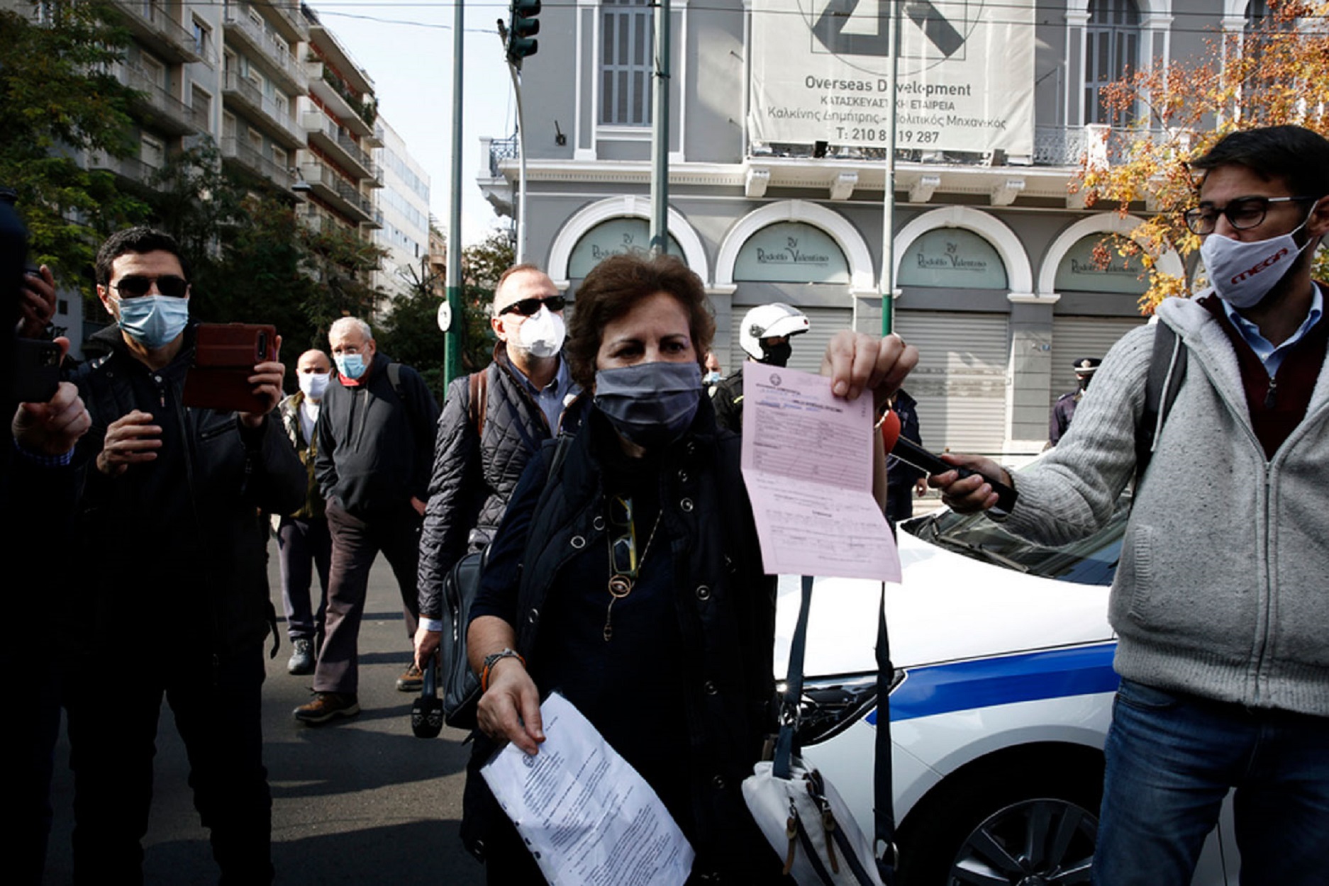Πολυτεχνείο: Ακυρώθηκε το πρόστιμο στη γυναίκα που άφησε λουλούδι