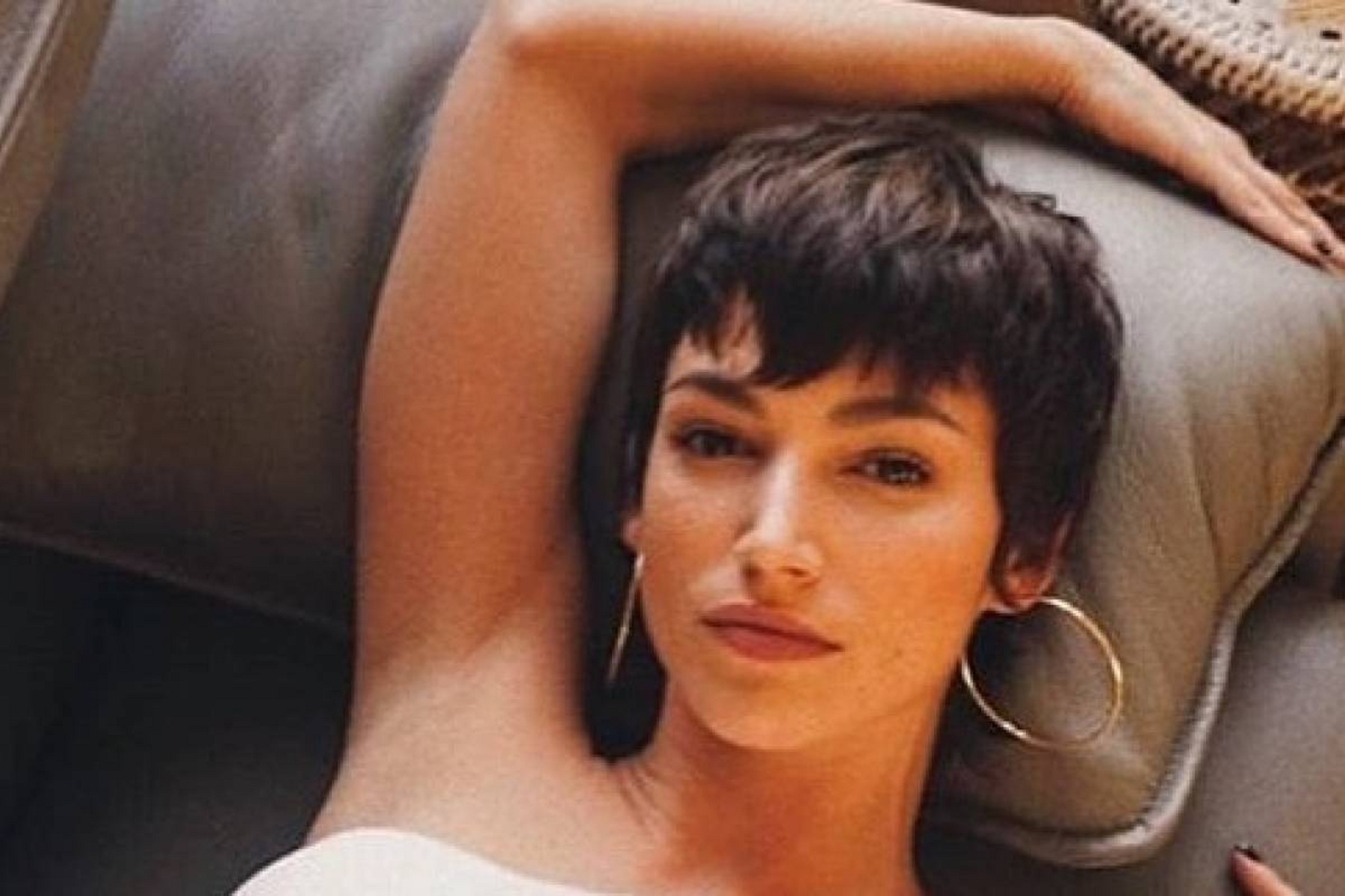 H «Τόκιο» του «La casa de papel» topless στο κρεβάτι και με νέο λουκ
