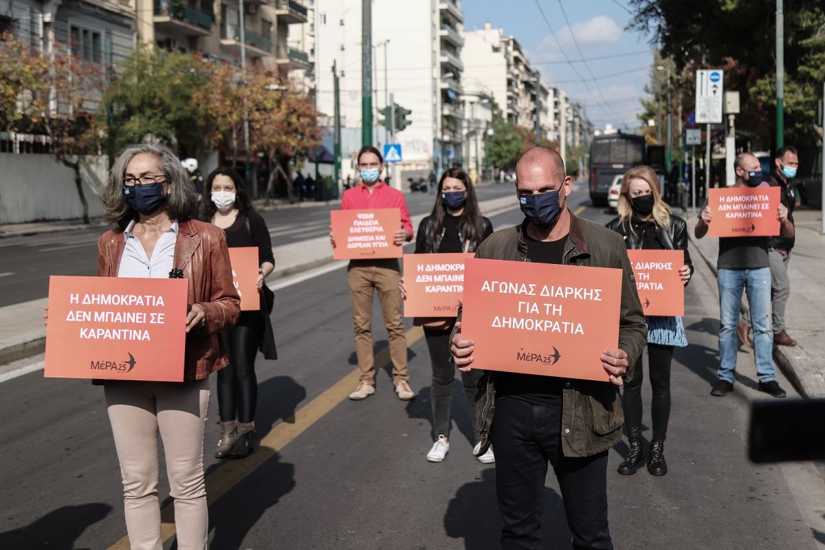 Γιάνης Βαρουφάκης: Στο Πολυτεχνείο με τους βουλευτές του ΜέΡΑ 25