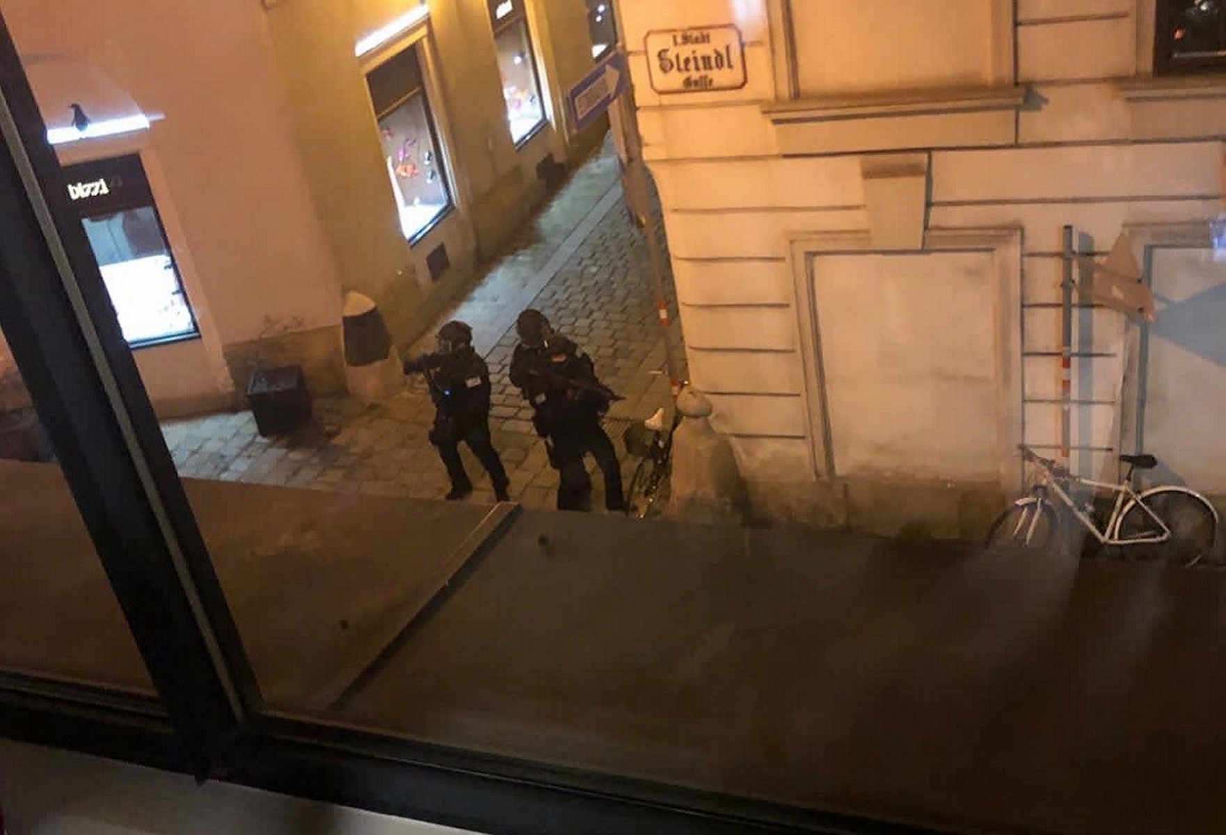 Τρομοκρατική επίθεση στη Βιέννη: Μηνύματα συμπαράστασης από τον Σαρλ Μισέλ και Εμανουέλ Μακρόν