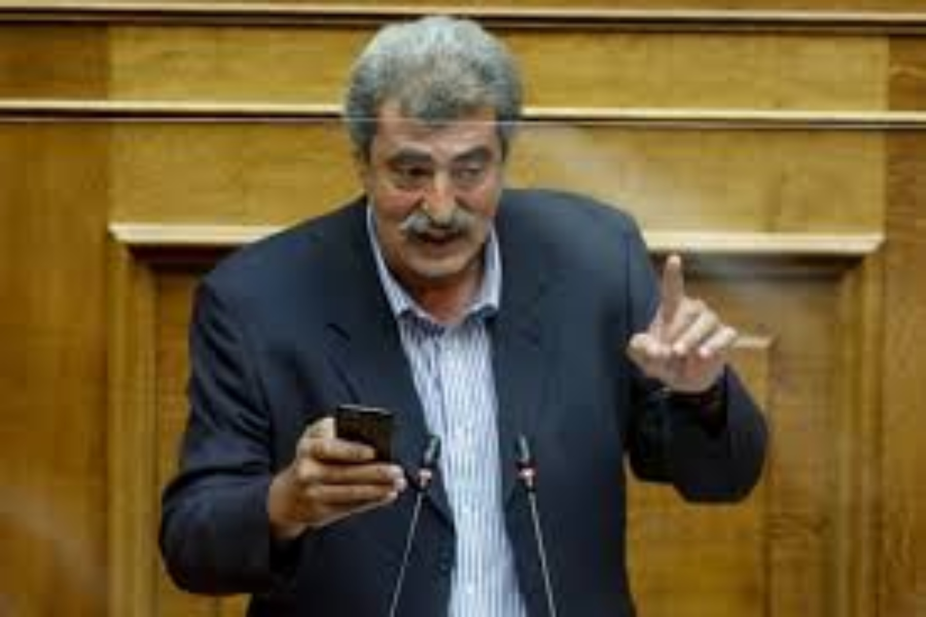 Παύλος Πολάκης: Μην ποντάρετε όλα τα λεφτά στα εμβόλια, να εγκριθούν νέες θεραπείες